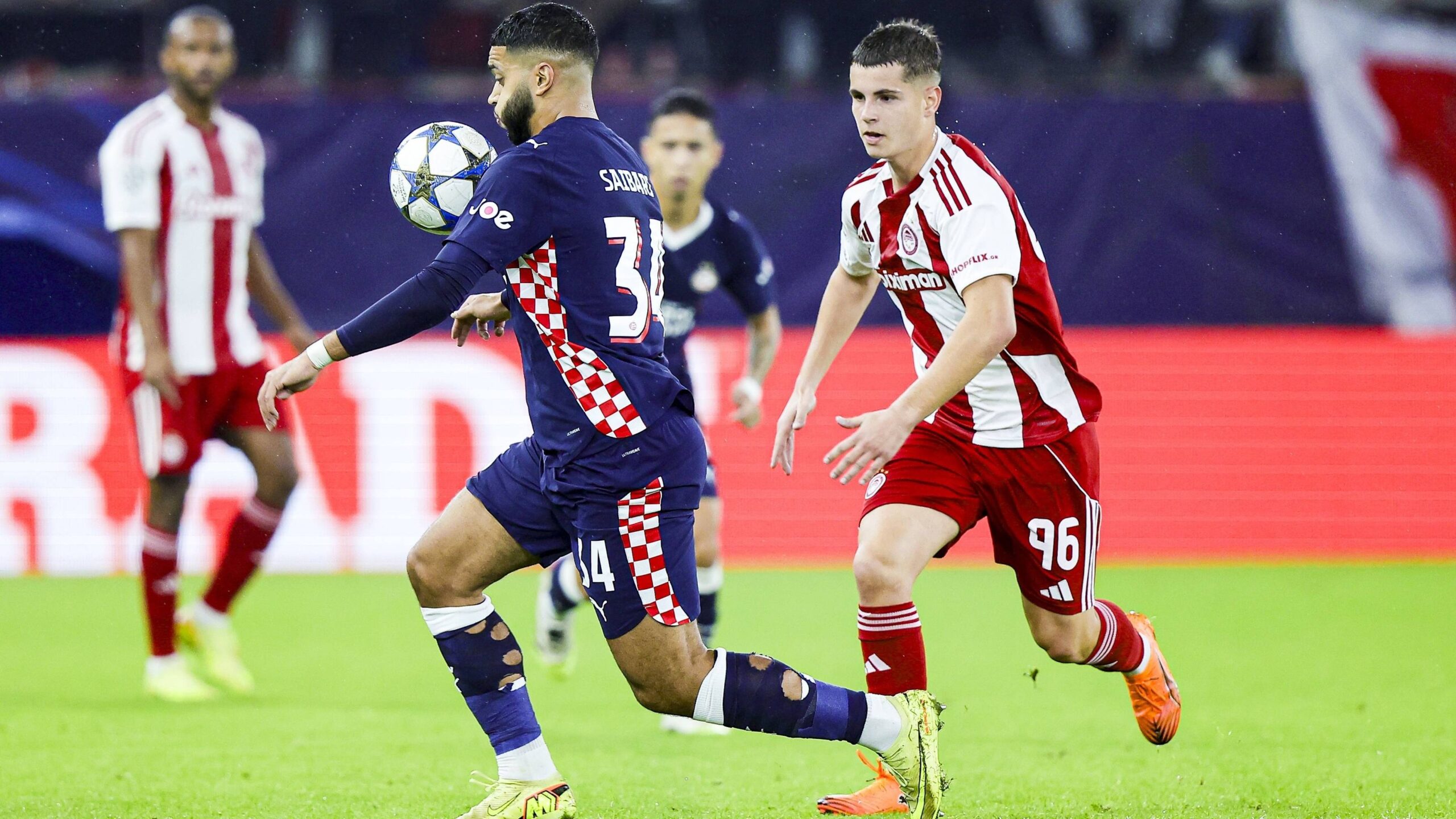 Christos Mouzakitis, centrocampista in forza all'Olympiacos