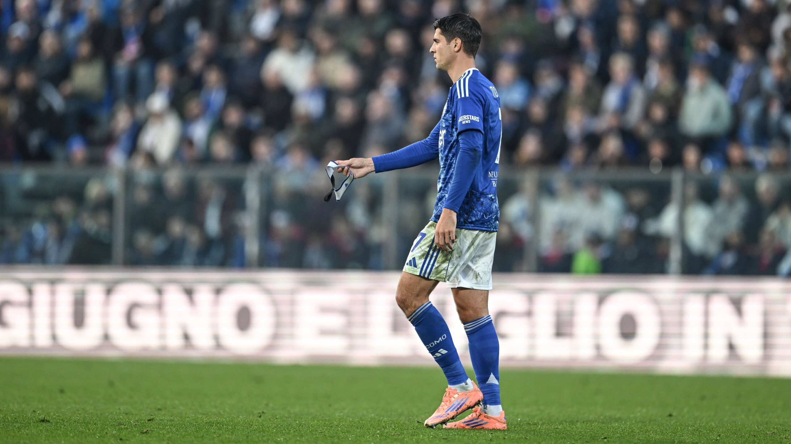 Morata si toglie la fascia di capitano