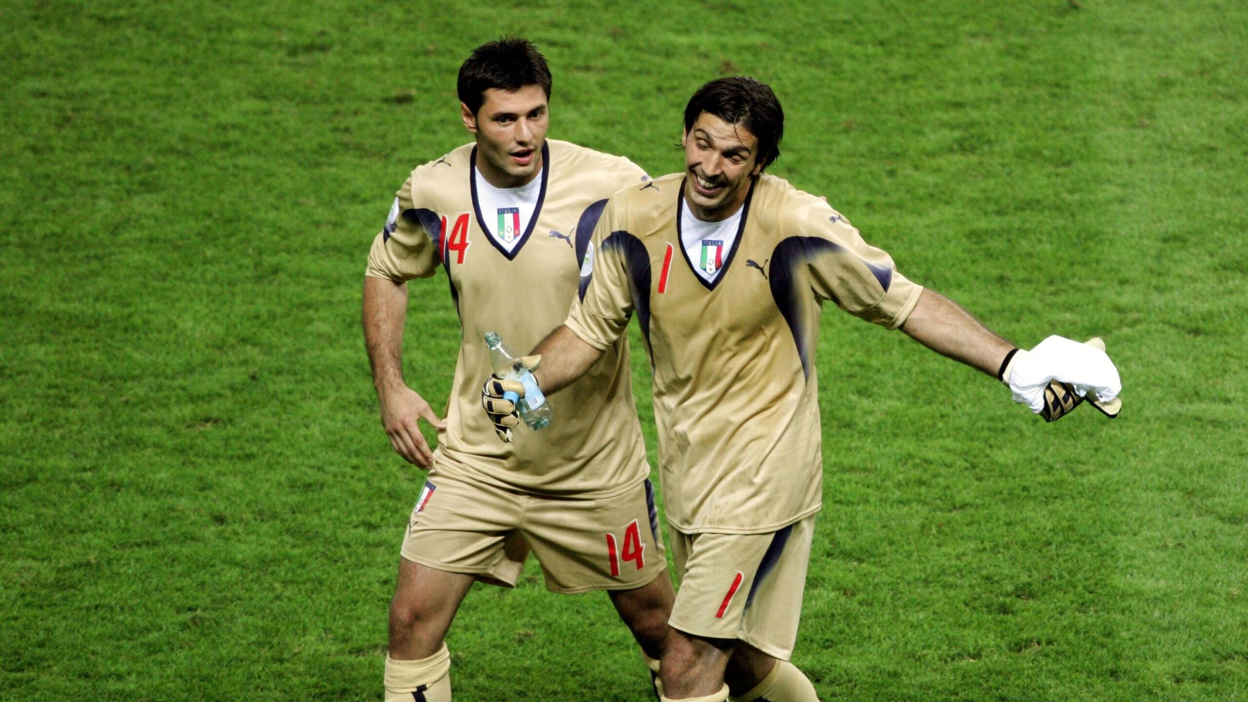 Marco Amelia e Gigi Buffon con la maglia della Nazionale Italiana nel 2006