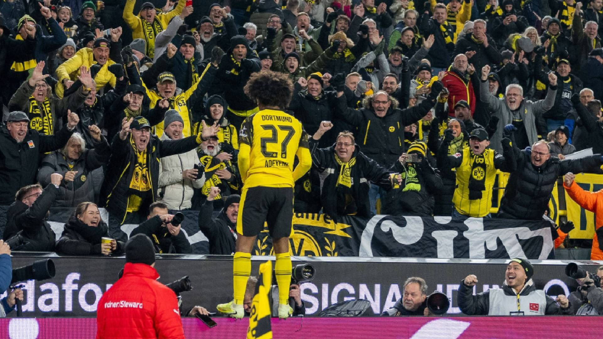 Karim Adeyemi esulta con i tifosi del Borussia Dortmund