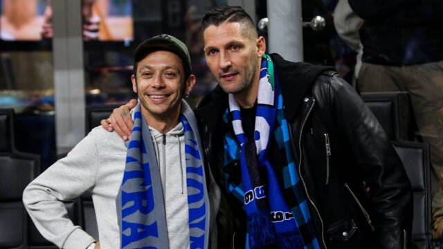 L inter contro il cagliari indossa la maglia disegnata da valentino rossi