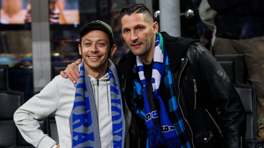 L inter contro il cagliari indossa la maglia disegnata da valentino rossi