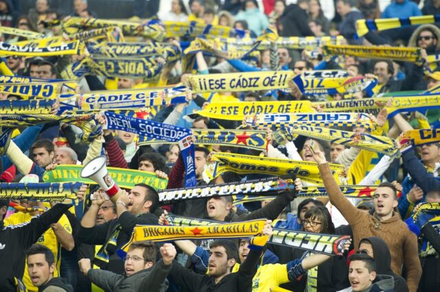 Los horarios del cadiz cf dividen a la aficion