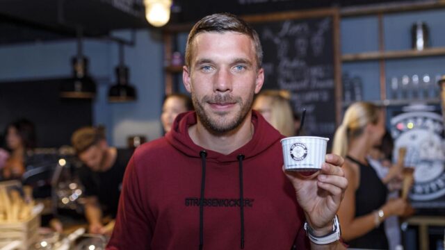 Lukas podolski bei der eroeffnung seiner eisdiele ice cream united im belgischen viertel koeln 24