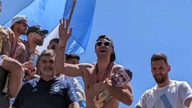 Martinez con il bambolotto di mbappe