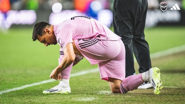 Messi allaccia gli scarpini adidas X Crazyfast