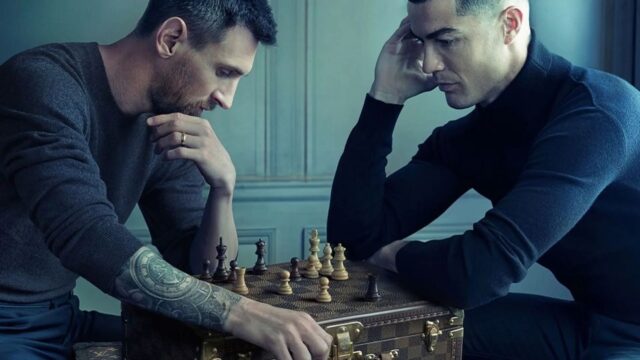 Messi e ronaldo giocano a scacchi