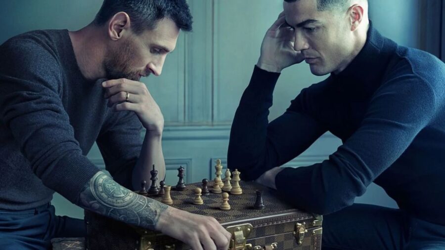 Messi e ronaldo giocano a scacchi