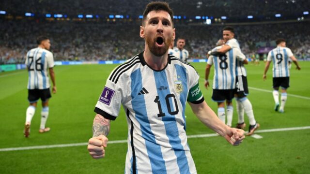 Messi esulta con la maglia dellargentina