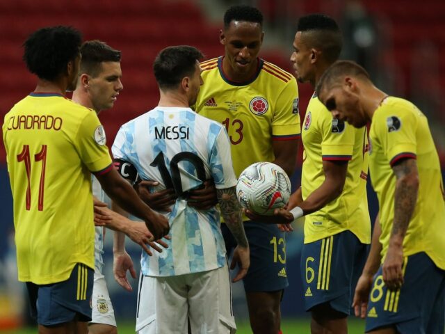 Messi sfotte mina