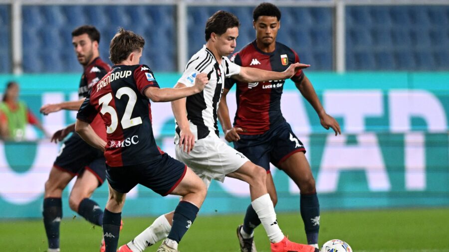 Morten frendrup kenan yildiz koni de winter serie a 2024 25 genoa juventus 0 3 contrasto serie a 2024 25 genoa juventus 0 3jpg