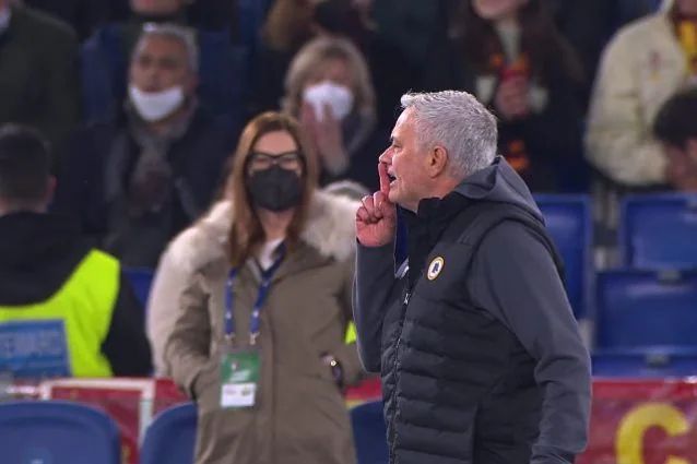 mourinho-zittisce-tifosi