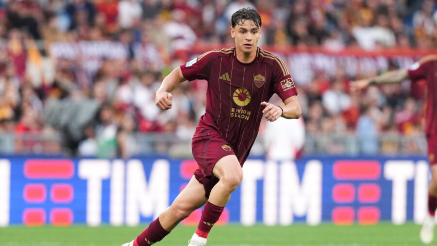 Niccolo pisilli of as roma in action during the serie a football match between as roma and acf fiorentina at olimpico stadium in rome italy may 4 2025 antoniettaxbaldassarrejpg