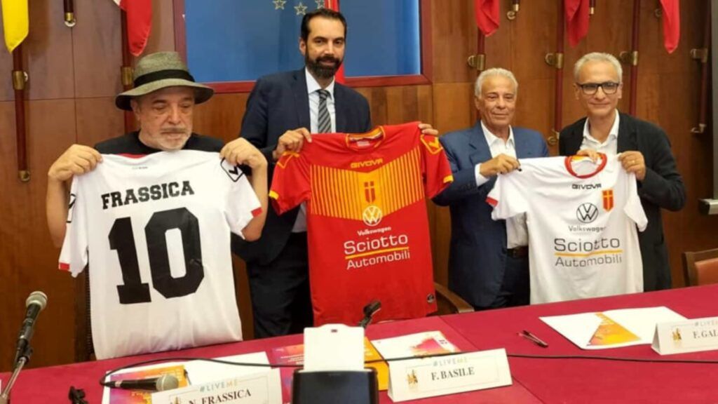 nino-frassica-con-la-maglia-del-messina-calcio-1024x576