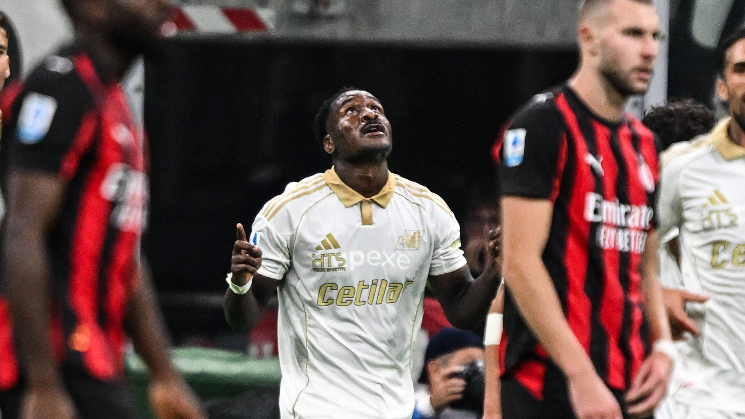 Nzola esulta dopo il gol del pareggio in Pisa Milan