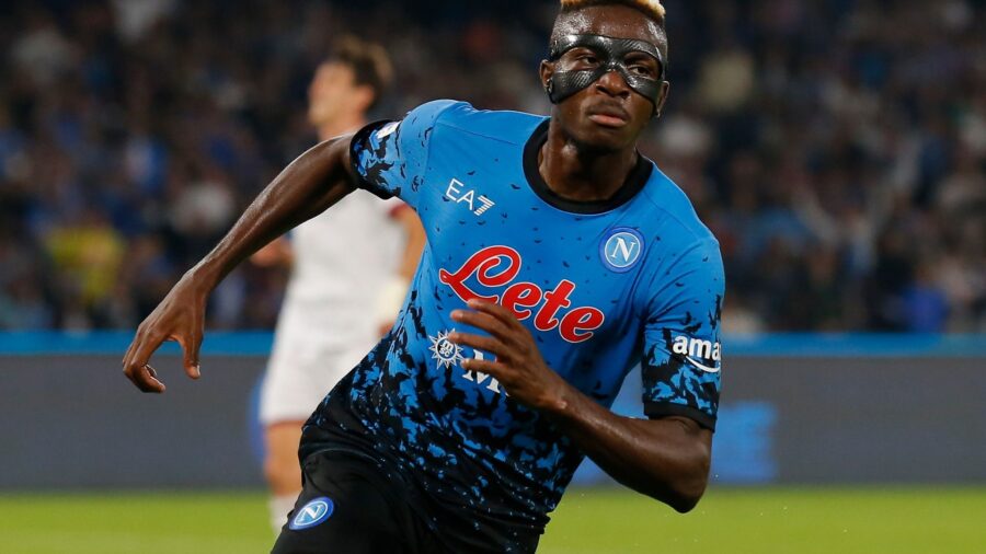 Osimhen esulta dopo un gol