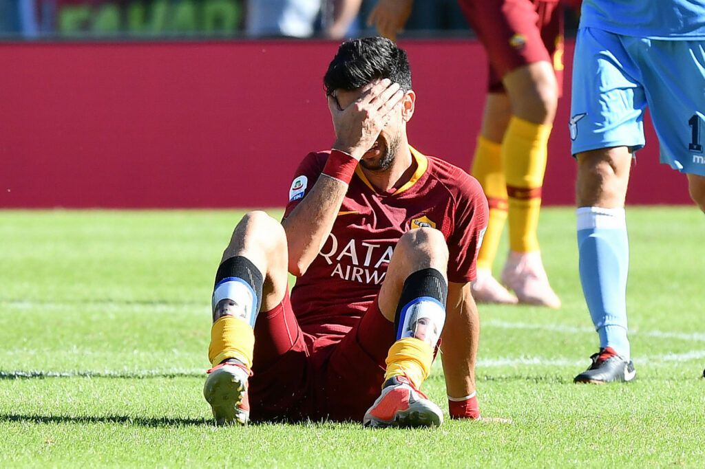 pastore-a-terra-infortunato-con-la-maglia-della-roma-1024x682