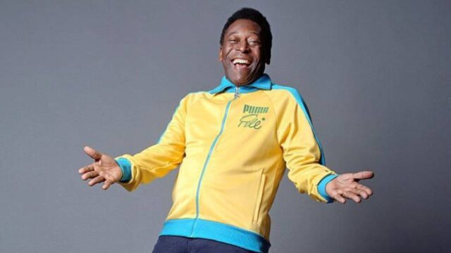 Pele finse di allacciarsi le scarpe per la puma