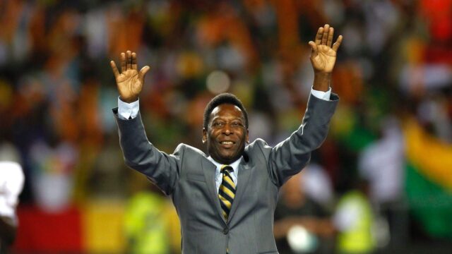 Pele saluta il pubblico