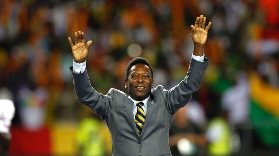 Pele saluta il pubblico