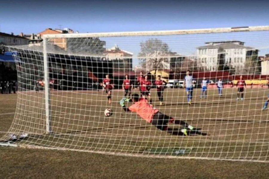 Portiere para due rigori ma viene espulso