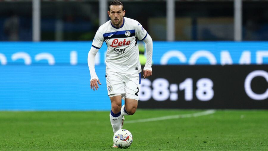 Rafael toloi atalanta bc controls the ball serie a ac milan v atalanta giuseppe meazza april 20 2025 milan italyjpg