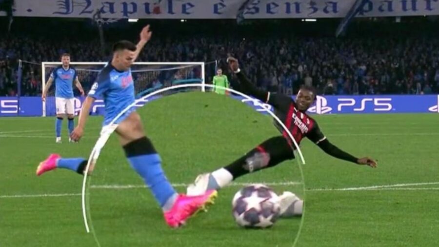 Rigore su lozano non fischiato
