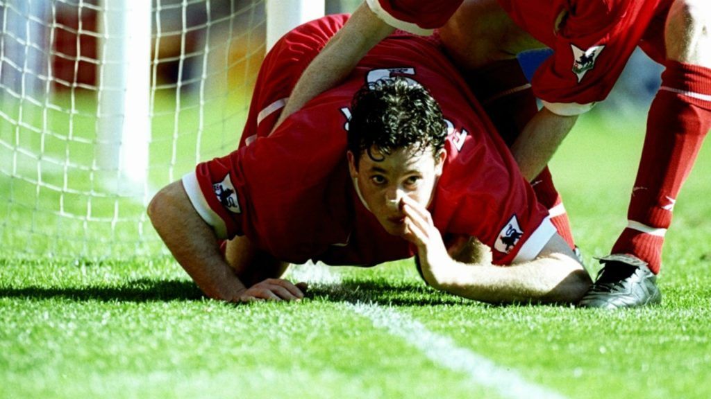 robbie-fowler-sniffs