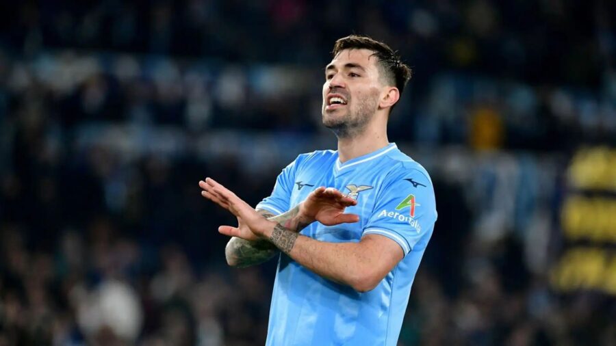 Romagnoli sotto la curva nord dopo lazio milan