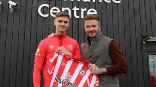 Romeo e david beckham con la maglia del brendford