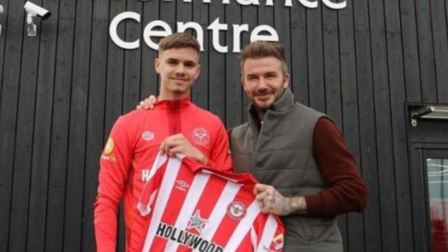 Romeo e david beckham con la maglia del brendford