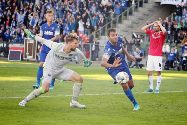 Ron robert zieler daniel gordon karlsruhe 27 10 2019 imago images eibner 43854915h