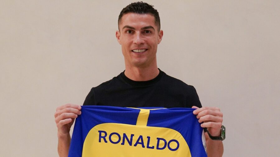 Ronaldo con in mano la maglia dellal nassr