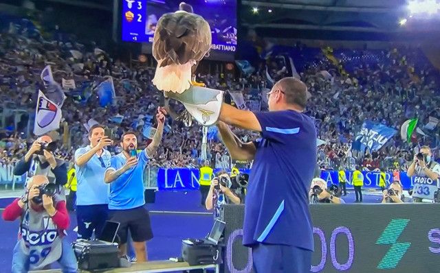 sarri-di-fronte-alla-curva-nord