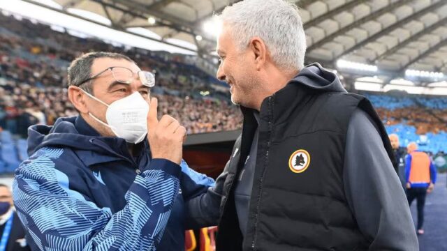 Sarri e mourinho si stringono la mano prima del derby