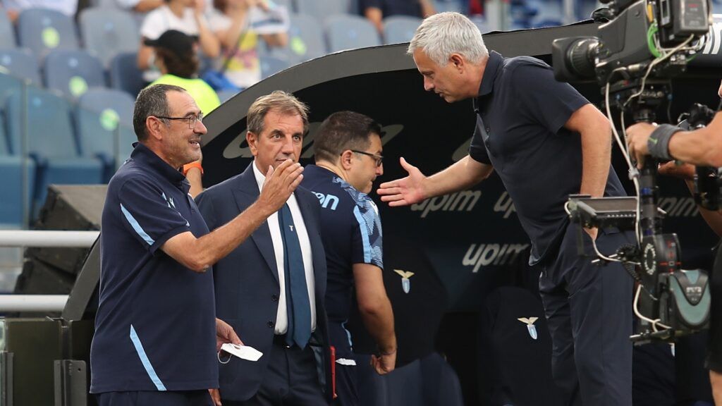 sarri-stringe-la-mano-a-mourinho-prima-del-derby-1024x576