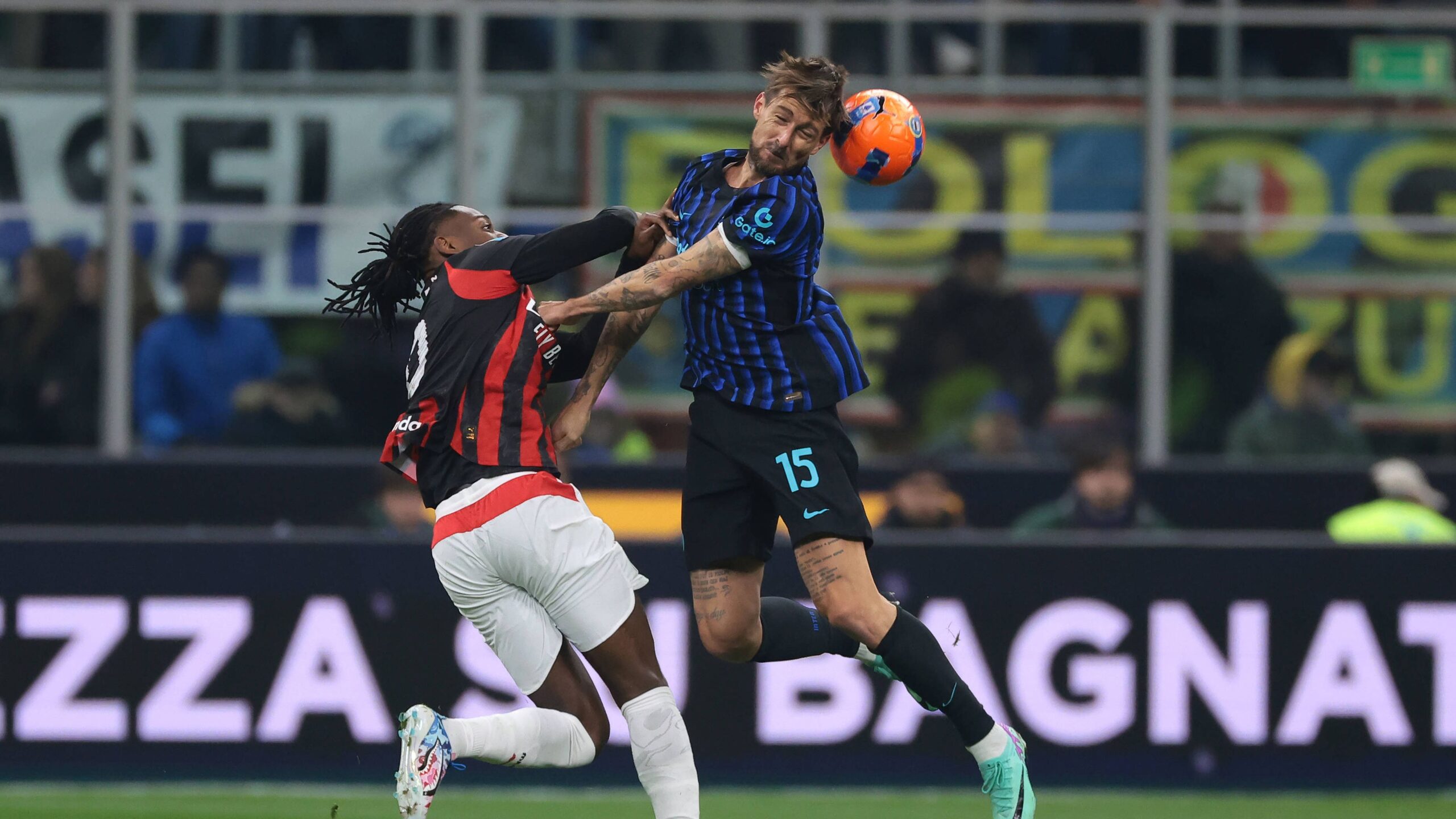 Marcatura stretta di Acerbi su Leao