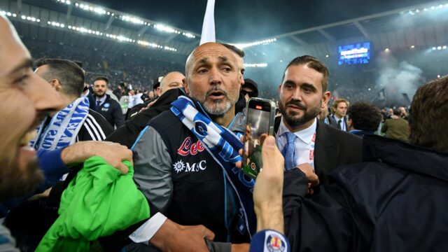 Spalletti circondato dai tifosi