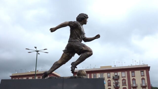 Statua di maradona napoli