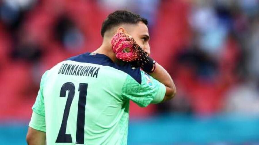 Striscione tifosi milan a donnarumma
