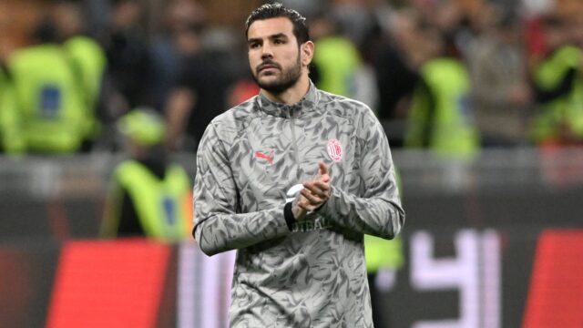 Theo hernandez serie a 2024 25 milan monza 2 0 milan new shirt 2025 26 primo piano close up gesti single shot serie a 2024 25 milan monza 2 0 milan maglia nuova 2025 26jpg