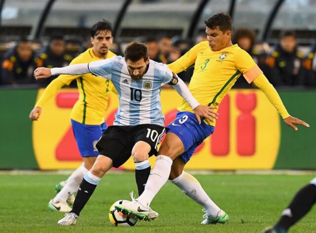 Thiago silva attacca messi