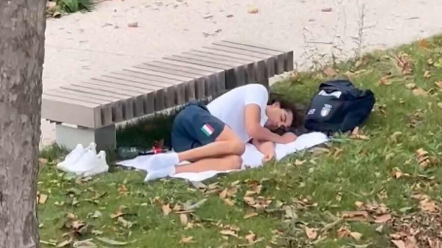 Thomas ceccon dorme per terra a parigi