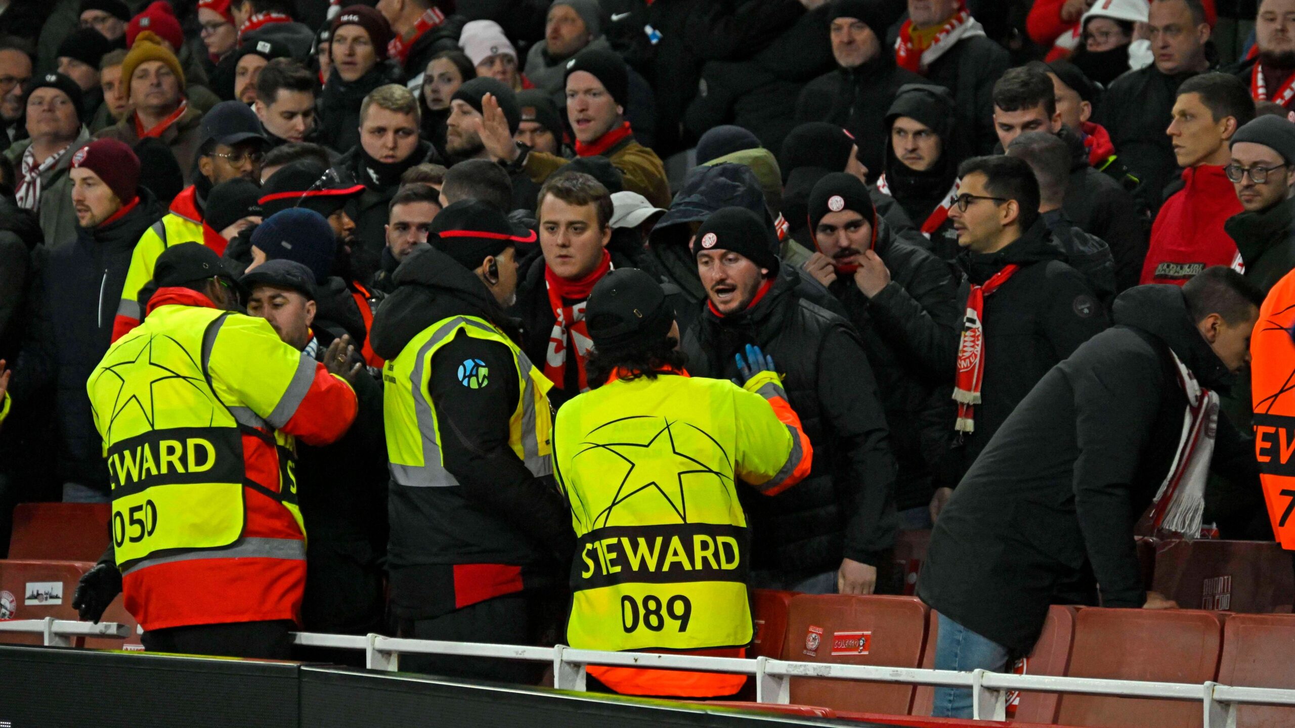 Alcuni tifosi del Bayern discutono con gli steward di Emirates