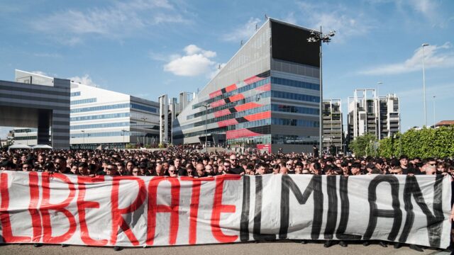 Tifosi protestano davanti casa milanjpg