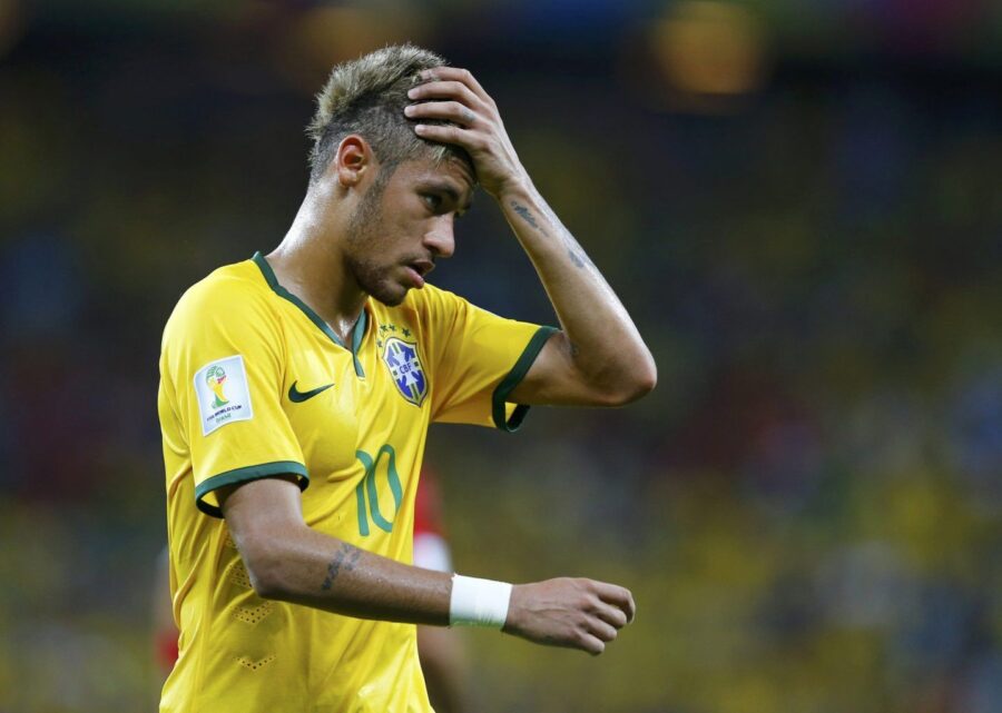 Tifoso ruba palla a neymar