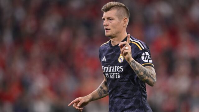 Toni kroos indica dove andra il passaggio