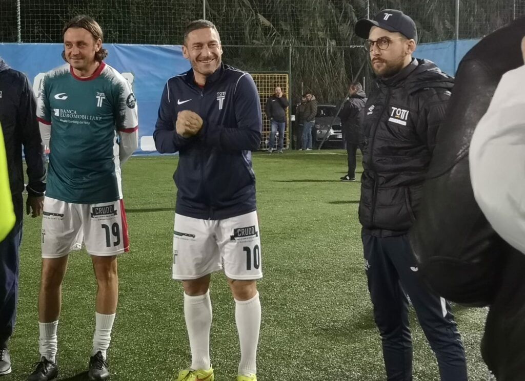 totti-con-la-maglia-del-totti-sporting-club-1024x744