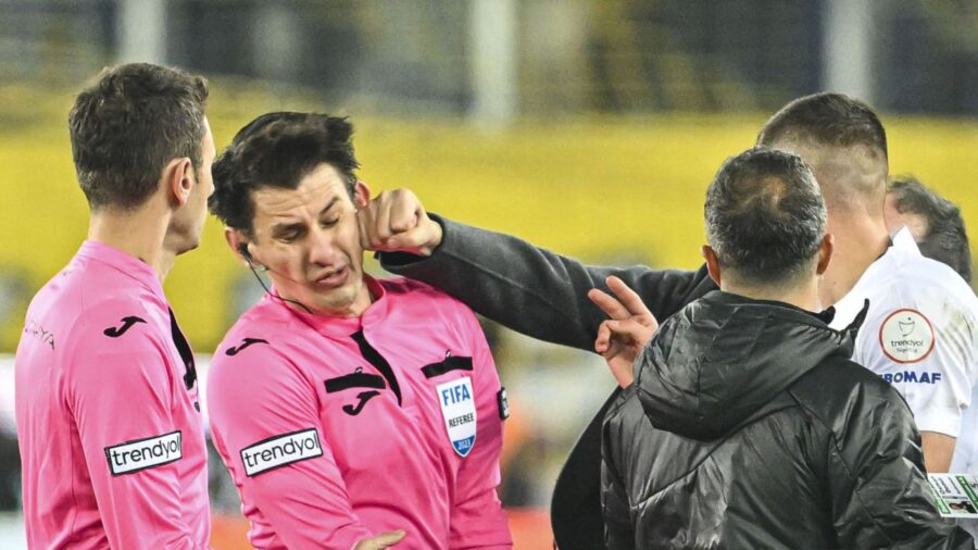 Turchia arbitro preso a pugni