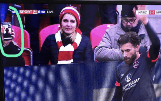 Un tifoso del mainz vede la partita con facetime